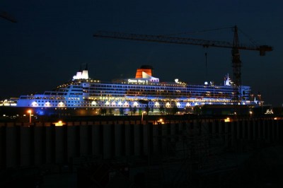 Queen Mary 2 bei Nacht (Belichtungszeit 25 Sekunden)