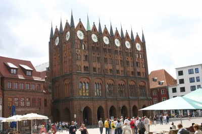 Alter Markt mit Rathaus in Stralsund