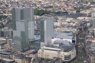 Blick von der Aussichtsplattform auf die Fußgänerzone mit Galeria Kaufhof und myZeil