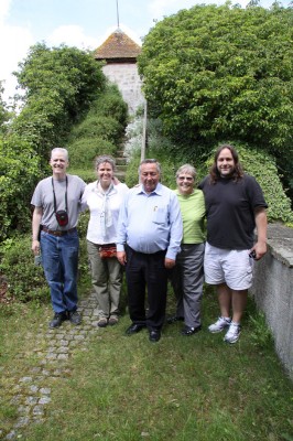 Die Gruppe mit ihrem Reiseführer auf der Tannenburg