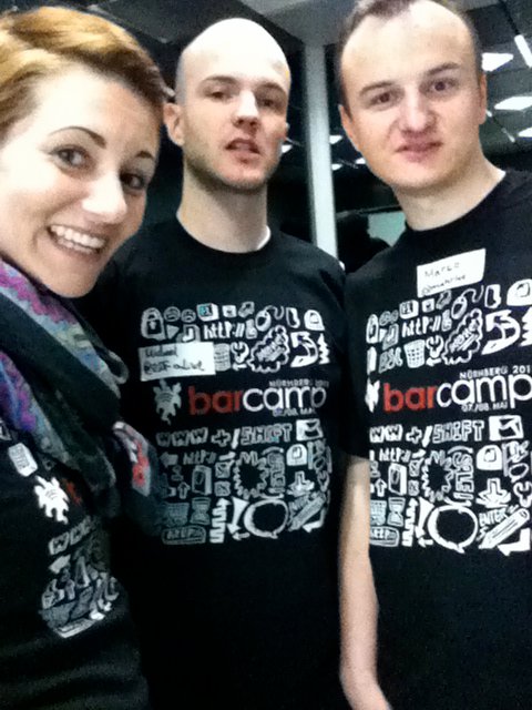 Wir drei im gepimpten Barcamp T-Shirt!