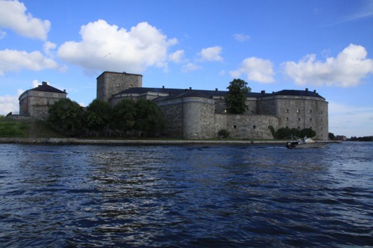 Blick aus dem Boot auf die Festungsinsel Vaxholm.