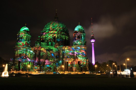 Die farbenfrohe Projektion auf den Berliner Dom.