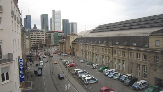 Mein Hotelausblick in Frankfurt. Das Gebäude hinter den Polizeiautos ist der Hauptbahnhof.