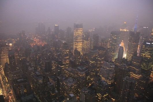 Leider war's ein bisschen nebelig, aber dem Einbruch der Dunkelheit auf dem Empire State Building zu beobachten hat was... ;-)