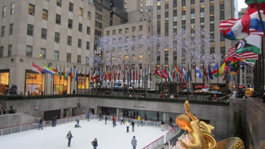 Eine Eislaufbahn vor dem Rockefeller Center.