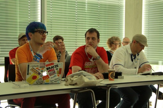 Blick in die Gesichter der Diskussionsteilnehmer der Hacking via USB-Session