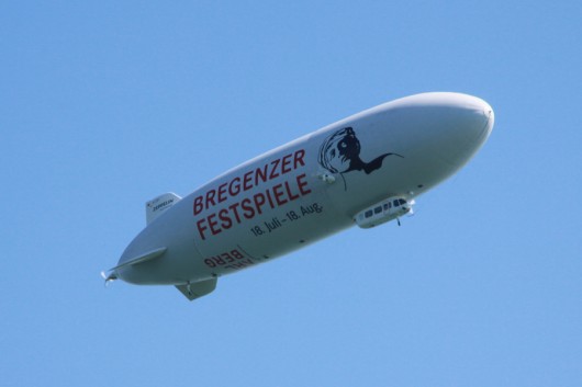 Ein Zeppelin am Himmel darf in Friedrichshafen natürlich auch nicht fehlen...