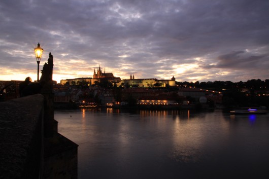 Wunderschöner Blick über die Moldau auf die Prager Burg.