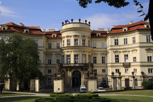 Rückseite der Deutschen Botschaft in Prag.