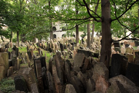 Auf dem jüdischen Friedhof.