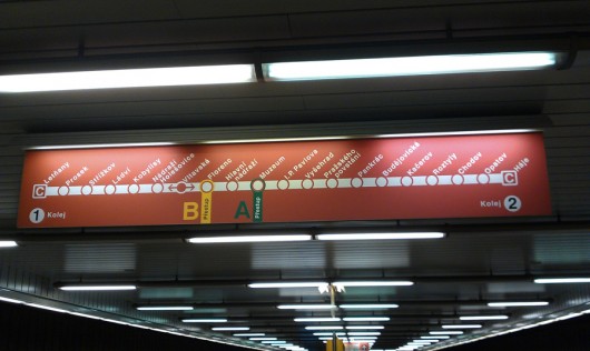 Linienverlaufsanzeige über dem Bahnsteig.