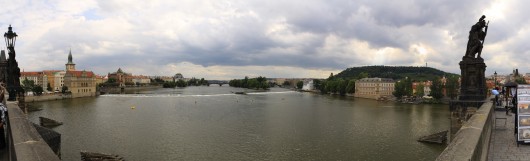 Der Blick von der Karlsbrücke stromaufwärts auf die Moldau.