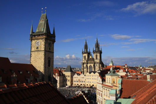 Die Prager Altstadt mit Old Town Square und Rathausturm.