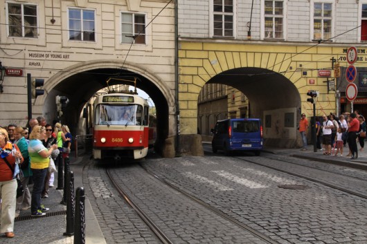 Kein Tor ist in Prag zu eng für die Straßenbahn.