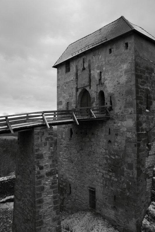 Der Blick vom ersten Burgvorhof auf die ehemalige Zugbrücke.