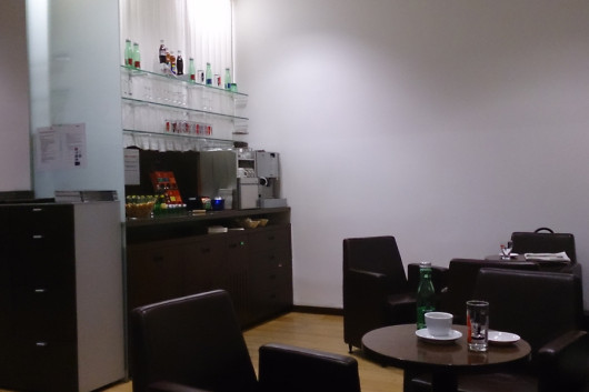 Die Selbstbedienungsecke der Innsbrucker Lounge. Ganz rechts die Kaffeemaschine.