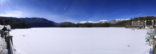 Panoramablick auf den zugefrorenen Eibsee.