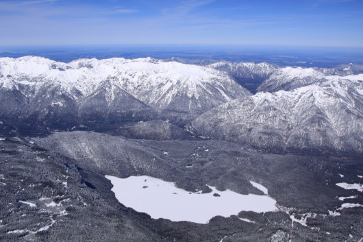 Blick auf den zugefrorenen Eibsee am Fuß der Zugspitze.