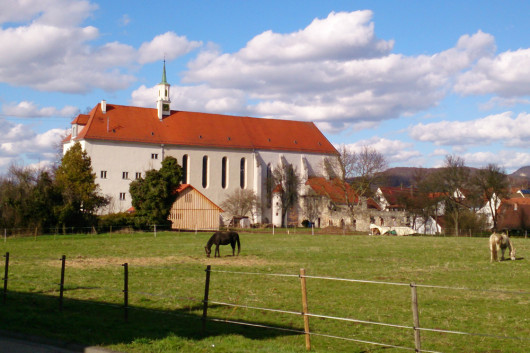 Die Klosterkirche aus dem 13. Jahrhundert im Ortsteil Stetten.