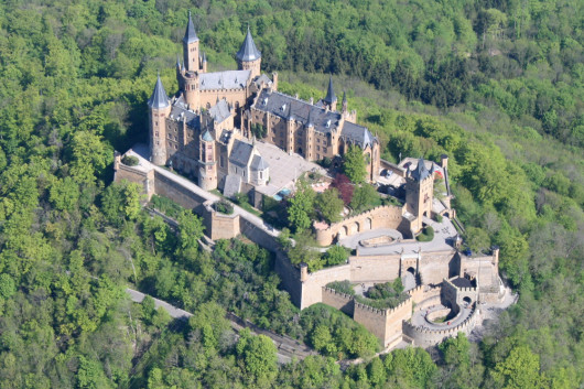Die Burg Hohenzollern aus der Luft (Foto: Sven Scharr, aufgenommen Mai 2008)