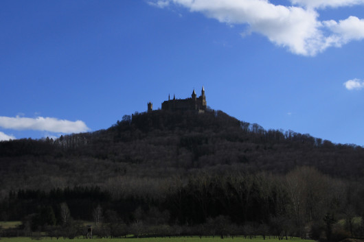 Die Burg thront schon von weit hin sichtbar auf dem Zollernberg.