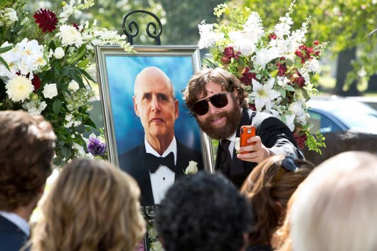 Alan bei der Beerdigung seines Vaters. (© 2013 Warner Bros.)