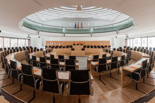 Der Plenarsaal im Landtag (Foto: Martin Kraft / Wikipedia)