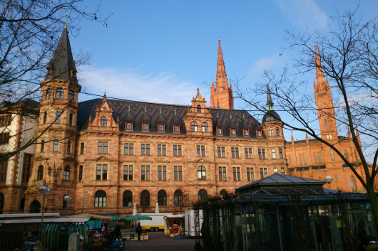 Der Wiesbadener Marktplatz. Im Hintergrund das Rathaus und die Marktkirche.