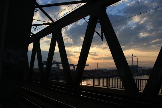 Sonnenuntergang auf der Kaiserbrücke zwischen Mainz und Wiesbaden.
