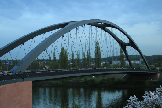 Die Frankfurter Osthafenbrücke bei Einbruch der Dämmerung.