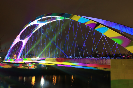 Die Osthafenbrücke während der Luminale 2014.