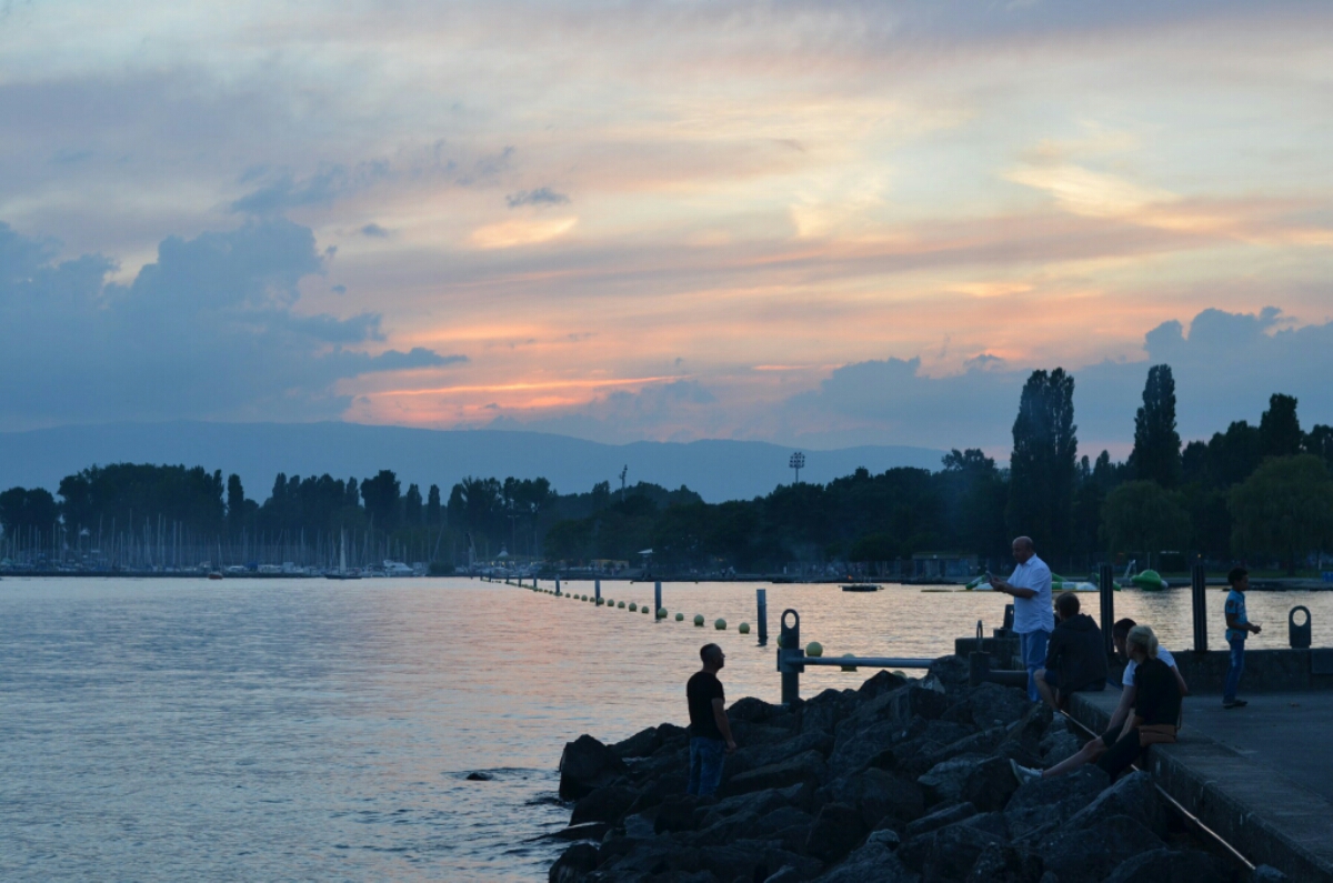 Der Genfer See vor Einbruch der Dunkelheit (Fotocredit: Niels Rohrweber)
