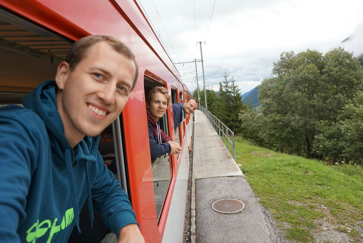 Wir drei in der Matterhorn-Gotthardt-Bahn mit einem Selfie! (Fotocredit: Malte Krohn)