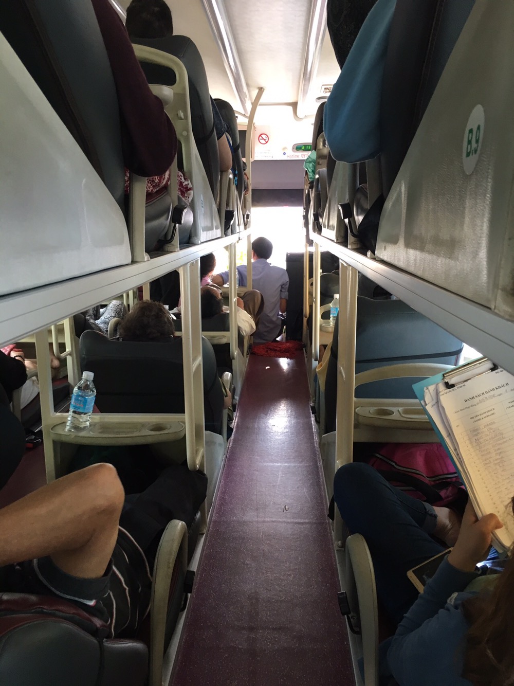 Im Sleeper Bus gibt es zwei Gänge und Liegesitze, die übereinander angeordnet sind.