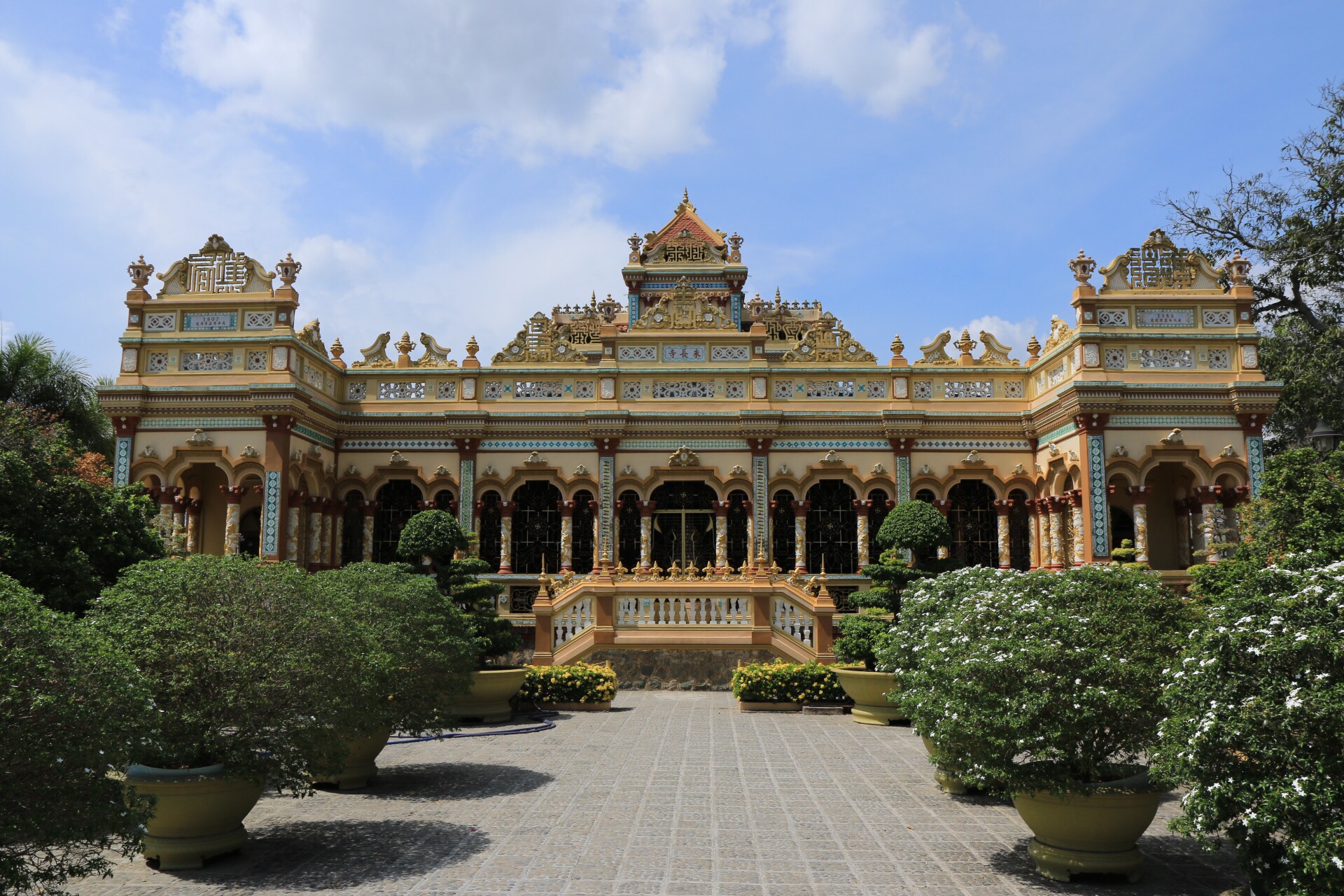 Die Frontansicht des Vinh Trang Tempels.