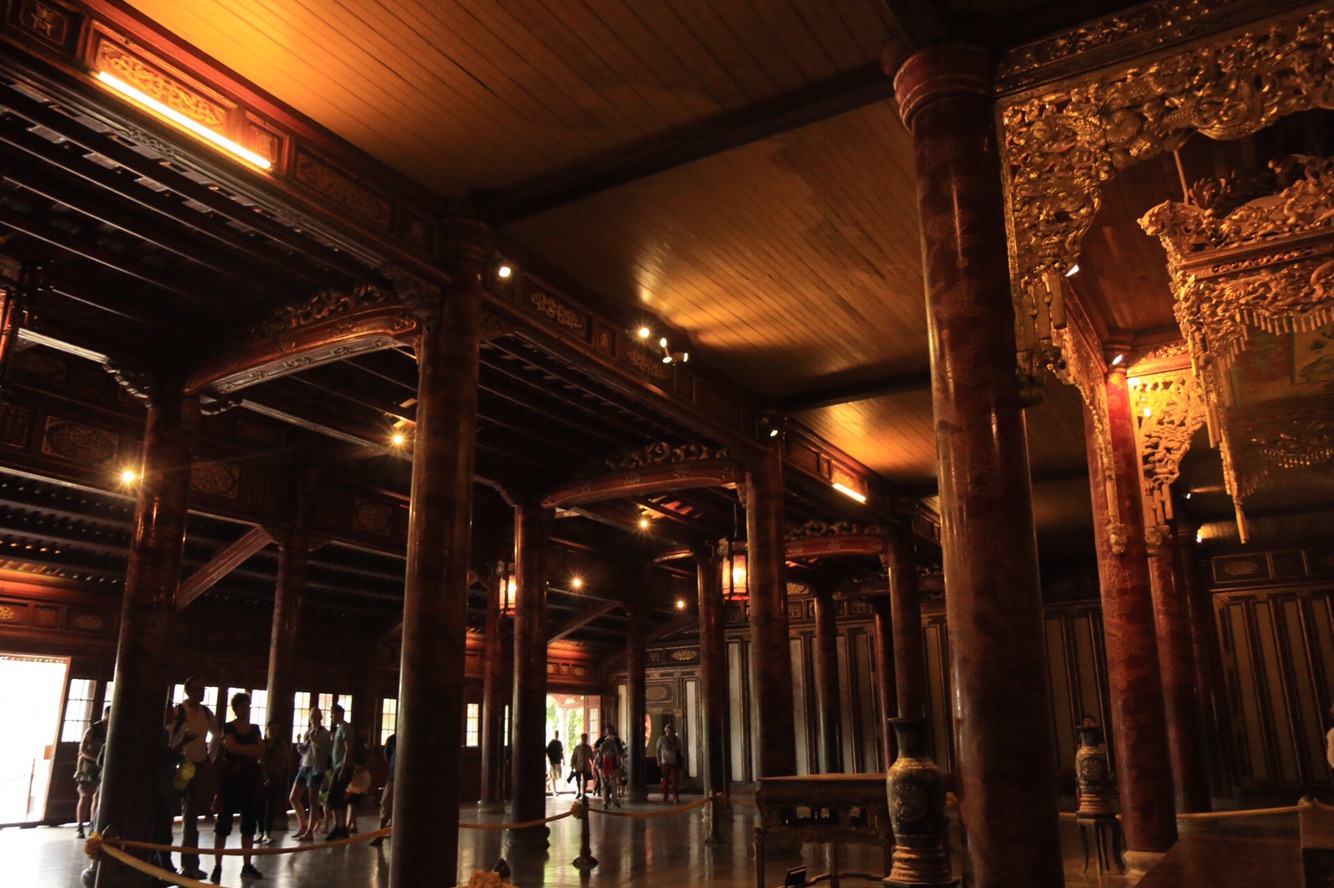 Die Ausmaße der Halle betragen 44 x 30 Meter. Das Dach wird von 80 Säulen getragen.