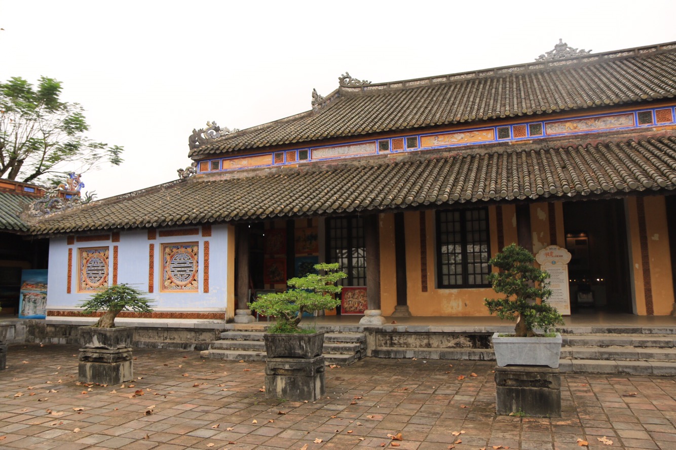 Ganz oft waren Gebäude und Innenhöfe mit Bonsai-Bäumen geschmückt.