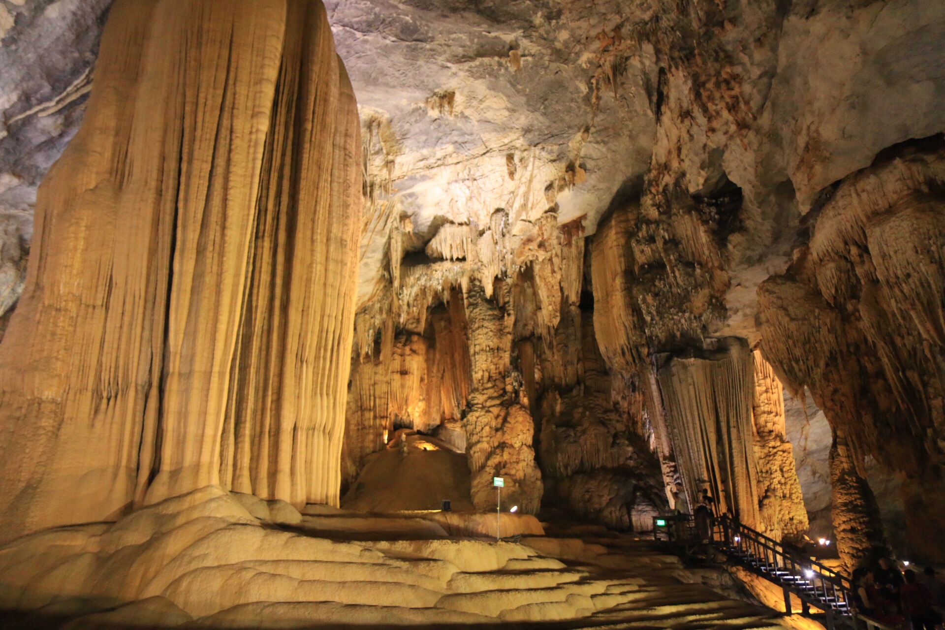 Nach einer etwas engeren Stelle, war die Höhle hier wieder 30-40 Meter hoch.