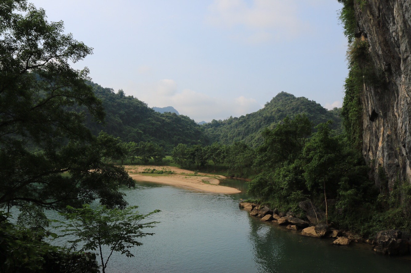 Eingebettet in dieser tollen Landschaft des Nationalparks findet man die Phong Nha-Höhle. 