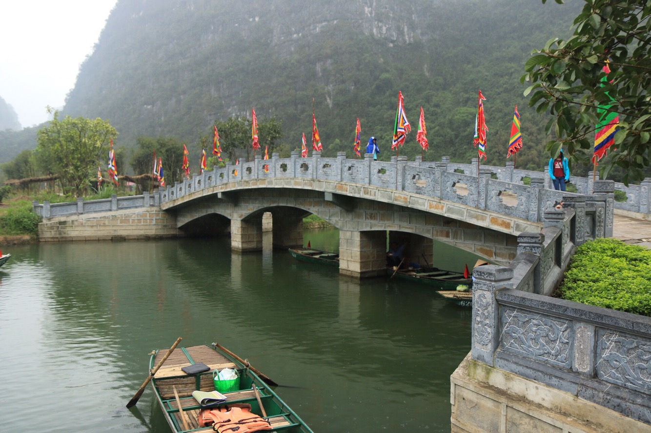 Eine kunstvolle Brücke führte zu einer Art Kloster.