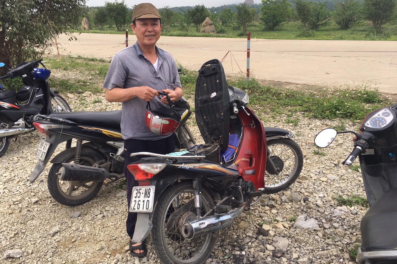 Mein Mopedfahrer für den Tag in Ninh Binh. Englisch sprach er keins..