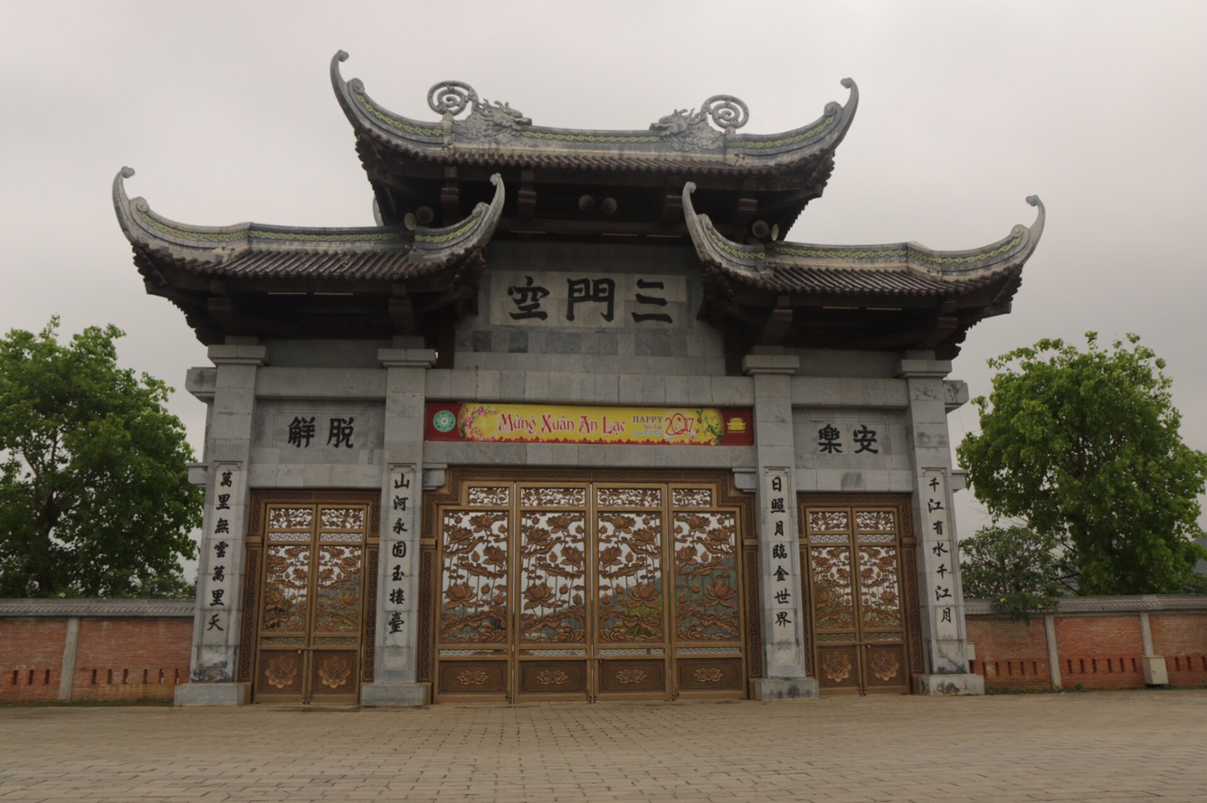 Das Haupttor der Bai Dinh-Tempelanlage.