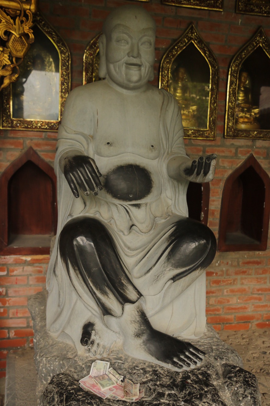 Der tausendfach berührte Buddha-Bauch.