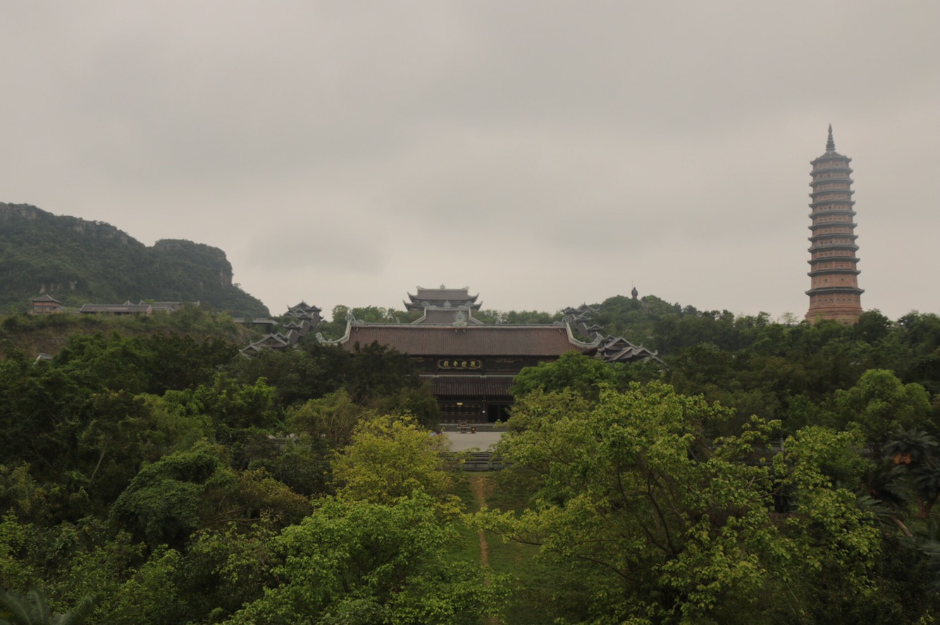 In der Mitte die Haupthalle, rechts ein weitere Turm der Tempelanlage.