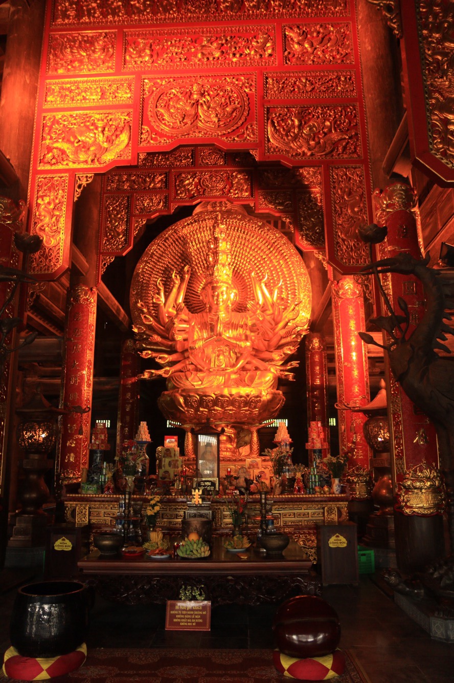 Der erste buddhistische Altar ohne blinkende LED-Lichterketten.