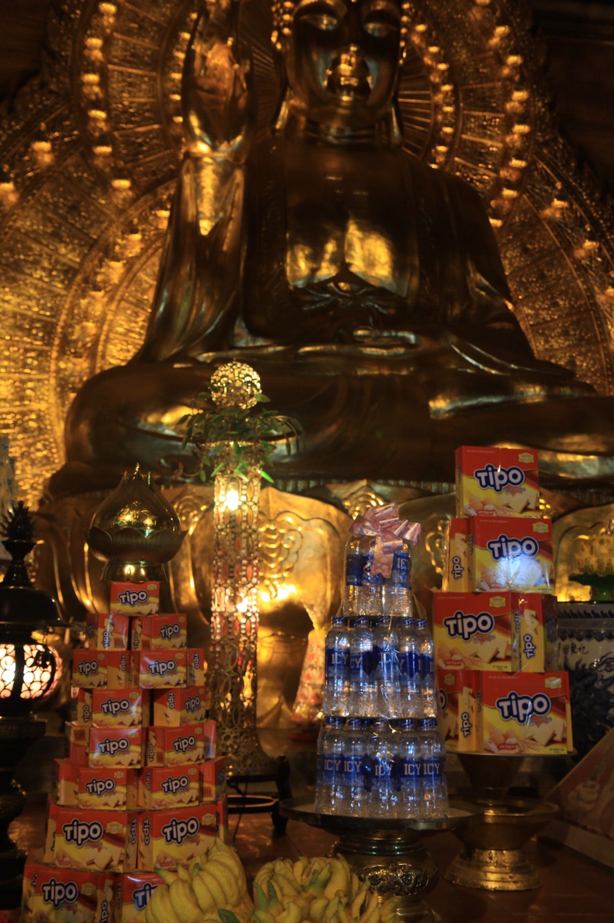 Natürlich muss man Buddha huldigen. Gerne auch mit Wasserflaschen, Keksen aber auch mal Bierdosen.