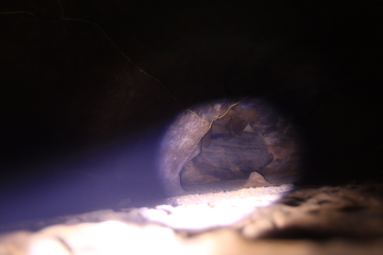 Ein kleiner Versuch in der stockfinsteren Höhle: Taschenlampe plus 3 Sekunden Belichtungszeit.