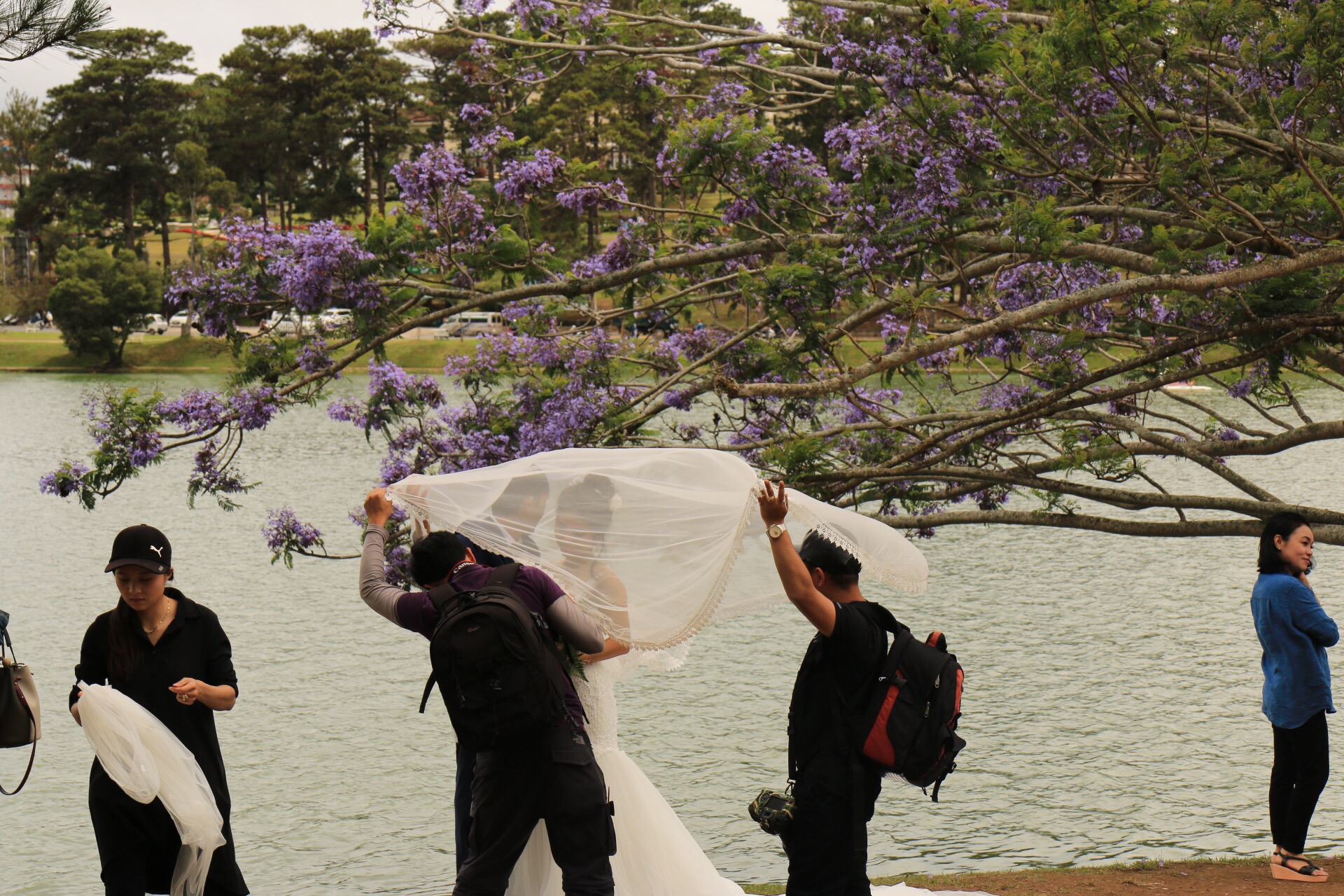 Hochzeitsfotoshooting direkt am See.