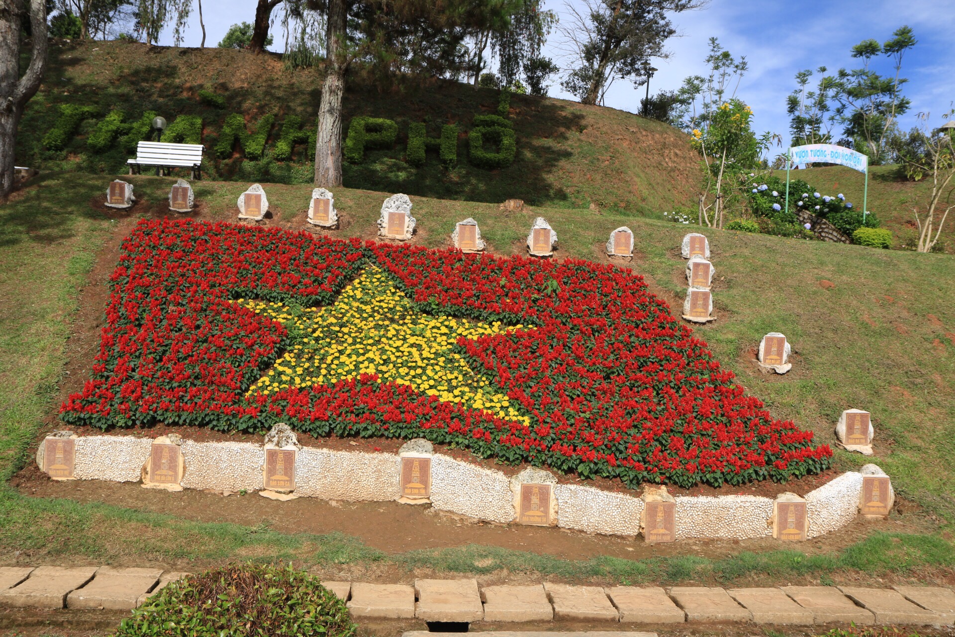 Die vietnamesische Flagge aus Blumen im Botanischen Garten.
